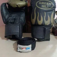 یه جفت دستکش بکس مشکی نو اصلا استفاده نشده