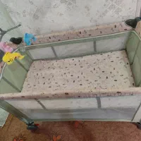 تخت کنار مادر