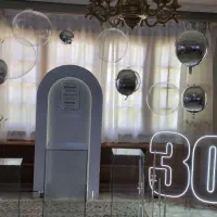 شمعدان بادکنک آرایی تولد کرایه باند میز پلکسی نور