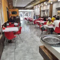 همکار خانم در بخش صندوقداری و کانتر داری