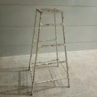 چهارپایه فلزی