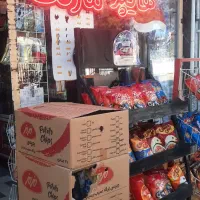 به یک نیرو کار خانم در سوپر مارکت