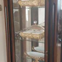 یک عدد بوفه و یک عدد میز تلوزیون شیشه ای
