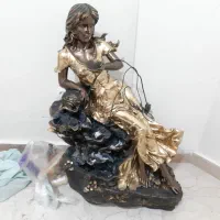مجسمه آبنما بانوی طلایی