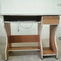 درب توری و میز کامپیوتر