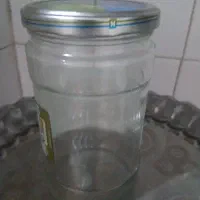 شیشه خالی و دبه ماست پلاستیکی