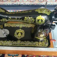 چرخ خیاطی قدیمی جیوه قرمز داره