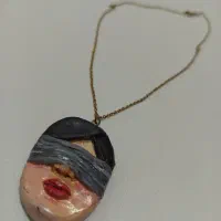 گردنبند دختر چشم بسته