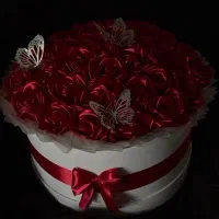 گل مصنوعی قرمز
