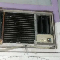 کولر گازی پنجره ای نصب و درحال استفاده