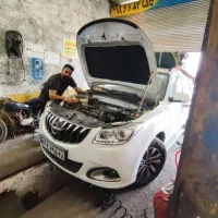 شاگرد مکانیک ماهر منظم و کار بلد