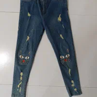 تعدادی شلوار جین