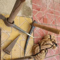 ا  کلنگ چاه و کلنگ ساده با ۲تا قلم بزرگ و طناب