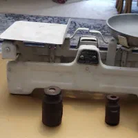 یک عدد ترازو همراه چند وزنه و یک عدد آتل پا فروشی