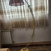 آباژور ایستاده