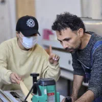 کارموز خانم ، آقا در کارگاه تولیدی چوب و رزین