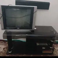 یک عدد میز تلویزیون شیشه ای