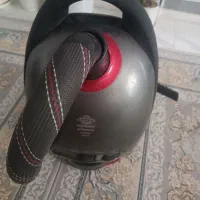 جاروبرقی و ساعت ایستاده
