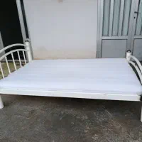 تخت درجه ۱ به همراه تشک
