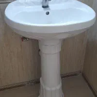 روشویی بدون شیرآلات همراه یک عدداینه