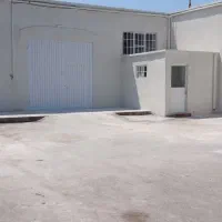 راننده به همراه وانت نیسان با اتاق برای پخش