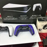 ps5 به همراه دو دسته و پایه شارژ