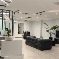 صندلی به آرایشگر دارای مشتری