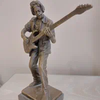 مرد نوازنده برنز