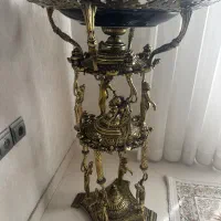 میوه خوری پایه دار کنار سالنی
