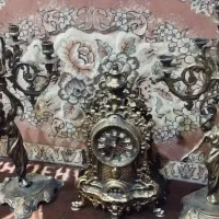 ساعت و شمعدانی تقریباً قدیمی
