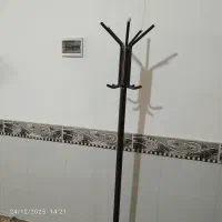 جا لباسی ایستاده