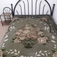 تخت دو نفره به همراه یک عدد میز کنارتخت