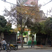 مغازه-سر-چهارراه-در-دوطبقه