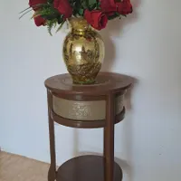 گل و گلدان و میز باهم