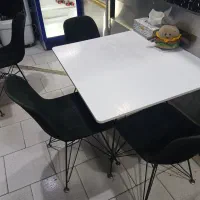 میز غذا خوری  شیک و تمیز و سالم