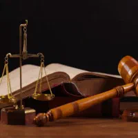 دفاع از موکل وکیل پایه یک دادگستری