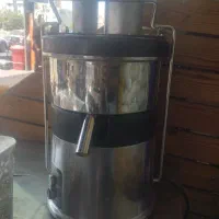 یک دستگاه آبمیوه گیری سی دو ایتالیا و دستگاه هلال