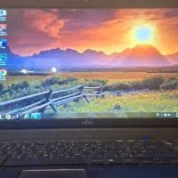 لپ‌تاپ فوجیستو به‌همراه شارژر