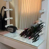 میز لوازم آرایش با چراغ