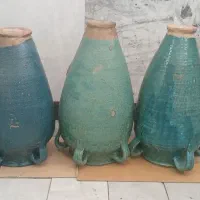 کوزه های سفالی لعاب دار قدیمی و بزرگ