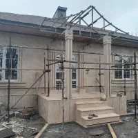 کارگر برای کاشی کاری داخل ساختمان دست به اچار