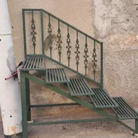پله اهنی با نرده فرفوژه