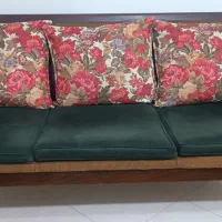 مبل یا کاناپه 3 نفره خیلی تمیز با میز