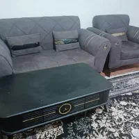 مبل ۶ نفره و میز وسط و تعدادی وسایل منزل فروشی