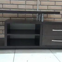 میز تلویزیون چوبی و یک میز تلویزیون شیشه ای