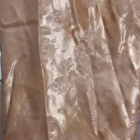 دو تا پرده پنجره وهر کدوم از پرده ها دو تیکه هستن