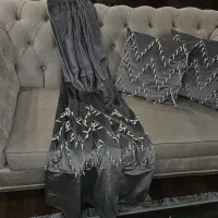 رانرمخمل و یک جفت کوسن طوسی مخمل مرواردید دوزی