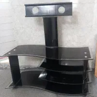یک عدد میز تلویزیون شیشه ای  بفروش میرسد