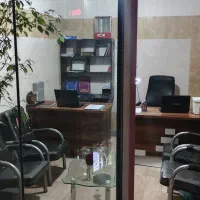 ۲ عدد میز مدیریتی ۲ عدد صندلی گردان و کتابخانه