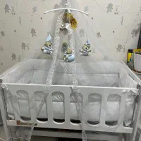 تخت گهواره ای کنار مادر